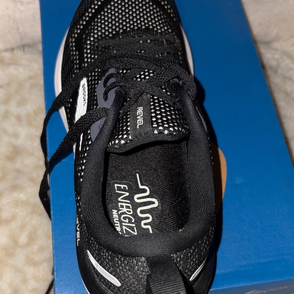 Brooks Revel 6 Black and White Running Shoes - Picture 7 of 11